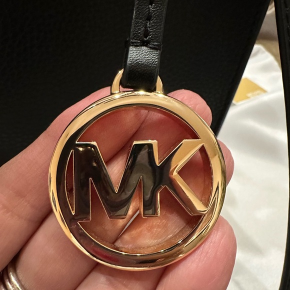 Authentic Michael Kors Crossbody with Card Case!🌺 - Picture 4 of 8